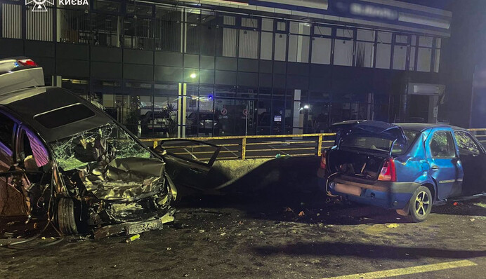 Жахлива аварія на Подолі: рятувальники деблокували трьох постраждалих