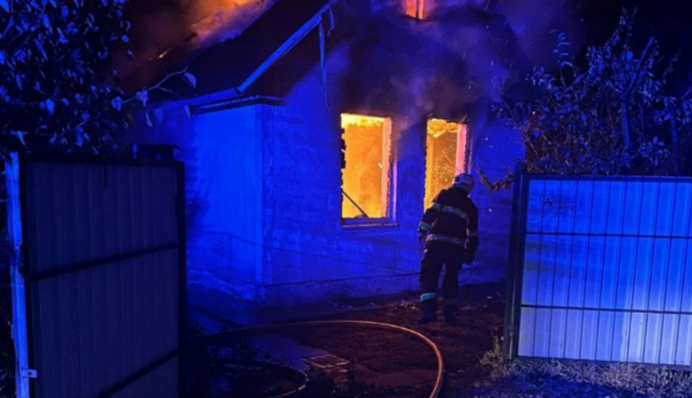 На Київщині уламки БПЛА спричинили пожежу в будинку, загоряння трави та пошкодили цвинтар - КОВА