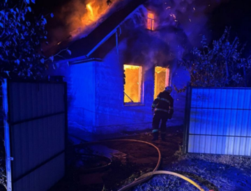 На Київщині уламки БПЛА спричинили пожежу в будинку, загоряння трави та пошкодили цвинтар - КОВА