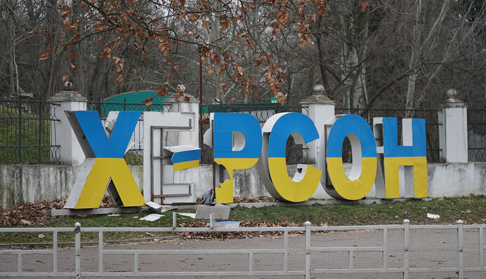 Росіяни вдарили по центру Херсона, є загиблі