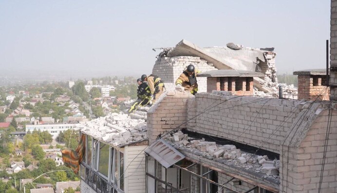 У Запоріжжі поранено 12-річну дитину: відео моменту удару по багатоповерхівці та нові подробиці