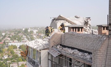 У Запоріжжі поранено 12-річну дитину: відео моменту удару по багатоповерхівці та нові подробиці