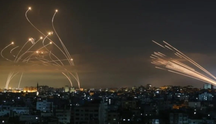 Іран запустив до 100 ракет по Ізраїлю: у мережі показали момент ударів