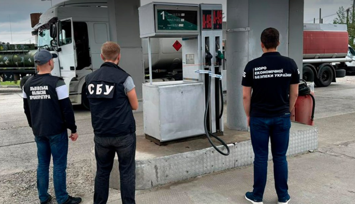 Детективы БЭБ обнаружили сбыт фальсификата на АЗС: где продавали контрафакт