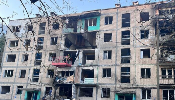 Ворог вдарив по житловій 5-поверхівці у Харкові: серед поранених 3-річна дитина