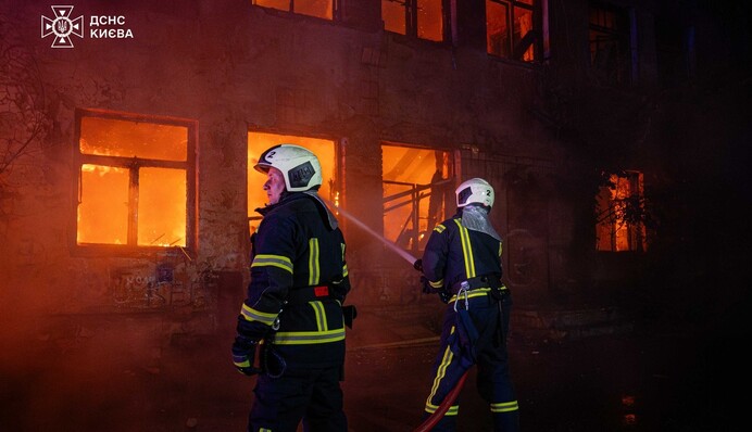 В Києві палала закинута будівля - рятувальники ліквідували загоряння