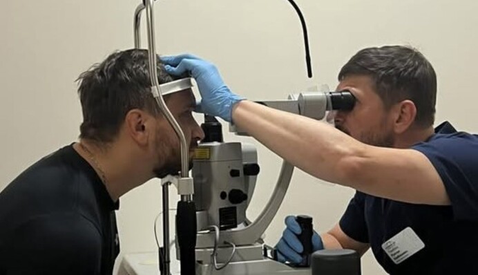 Лидер группы СКАЙ получил контузию левого глаза и заинтриговал фанатов