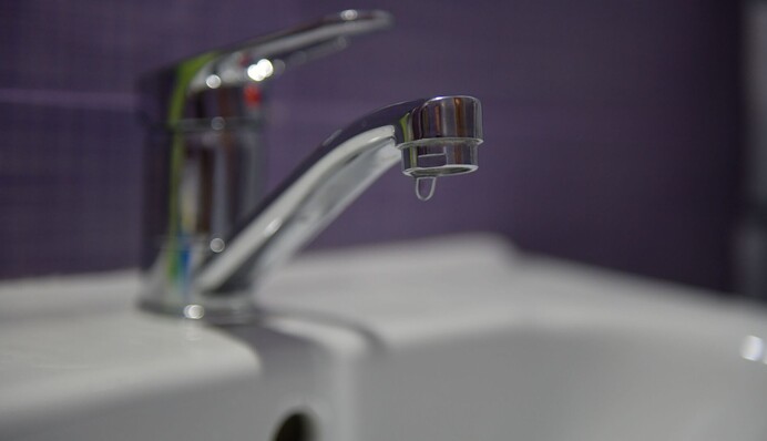 В одном из украинских городов из-за обстрелов воду будут давать по графику