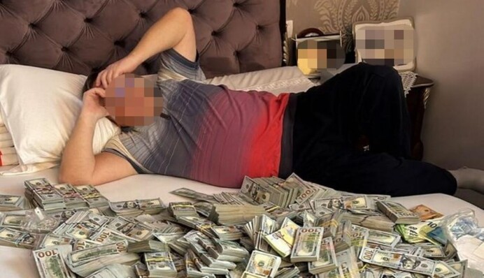 Здесь денег на 17 тысяч FPV-дронов: сеть впечатлило фото задержанного чиновника-коррупционера