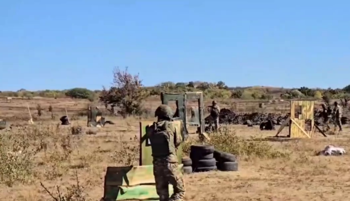 Перекаты и броски автоматом: россияне тренируются руками бороться с FPV-дронами