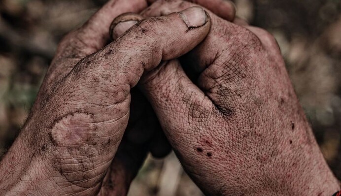 Щойно з передової: фотограф Ліберов показав руки українського піхотинця