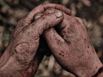 Щойно з передової: фотограф Ліберов показав руки українського піхотинця