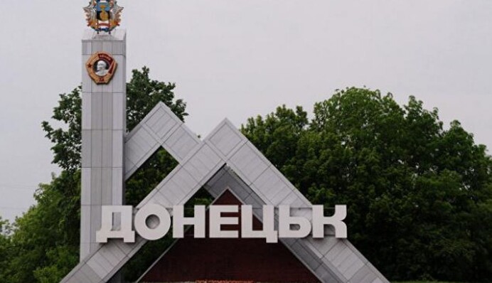 Российские оккупанты в Донецке устанавливают укрытия из пенопласта