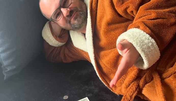 Певец Диля создал свой мем в ответ на громкий скандал с руководительницей МСЭК