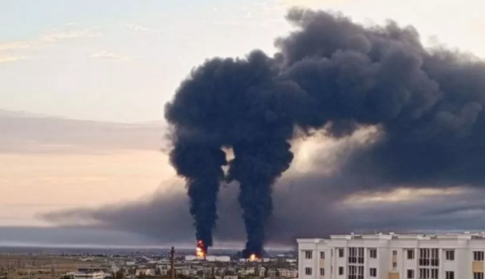 Пошел второй день: в Феодосии продолжает пылать нефтебаза