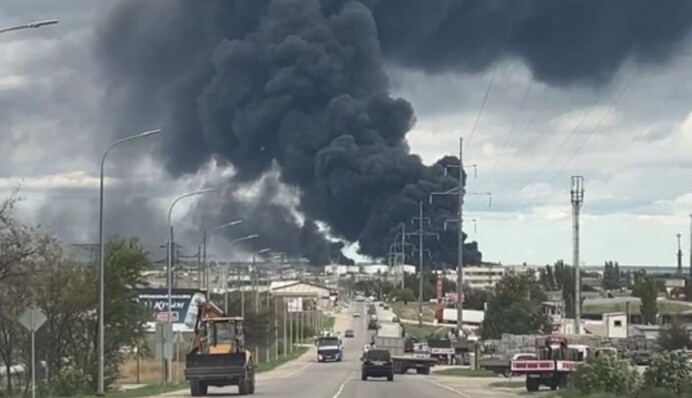 Вдарили ракетами ATACMS: нові подробиці та кадри пожежі на нафтобазі у Феодосії