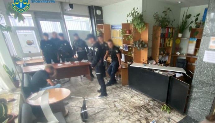 Мужчина не смог найти себе жену и разгромил приемную министерства