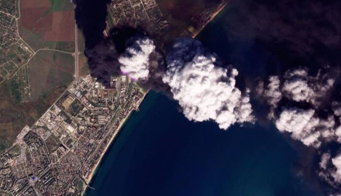 З'явились свіжі супутникові фото пожежі на нафтобазі у Феодосії