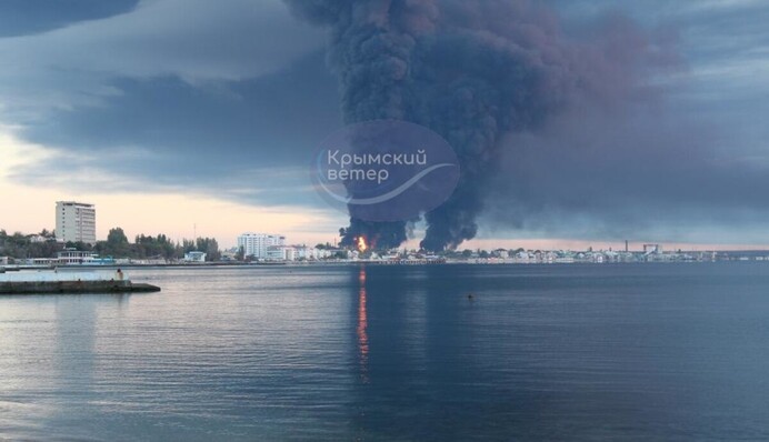 «Горит даже лучше»: в Феодосии третьи сутки пылает пораженная нефтебаза