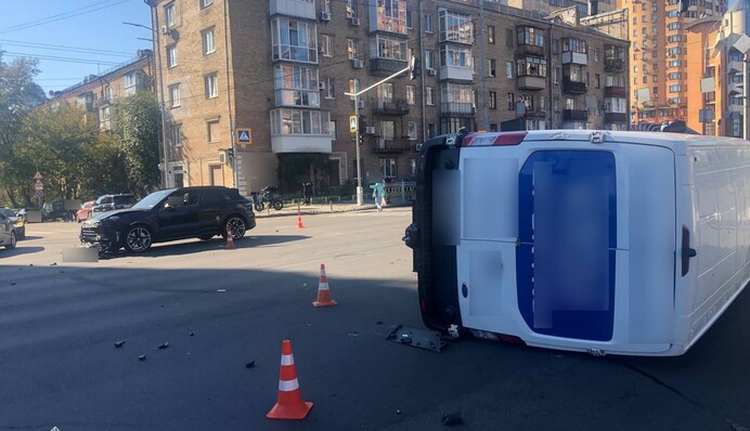 На столичном Печерске опрокинулся микроавтобус