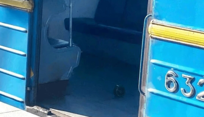 У вагон метрополітену у Києві кинули предмет, схожий на міну: поліція з'ясовує деталі
