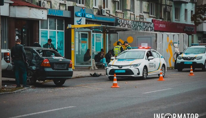 У Дніпрі автівка вилетіла на зупинку громадського транспорту, збивши людей