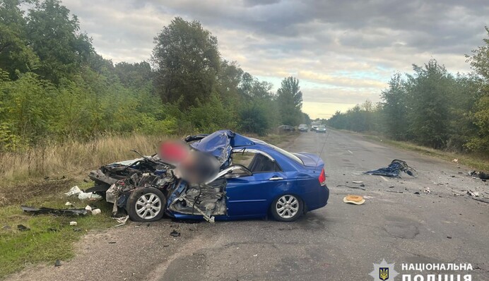 Смертельна ДТП на Черкащині: легковик влетів у вантажівку