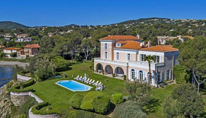 Во Франции конфисковали имения и люксовые автомобили российских олигархов