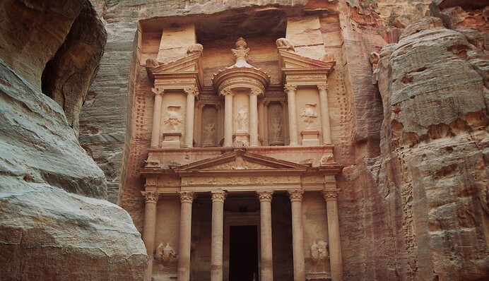 В Иордании нашли гробницу с человеческими останками и 