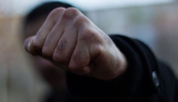 У київському ТРЦ неадекват розбив голову дідусю і той втратив свідомість