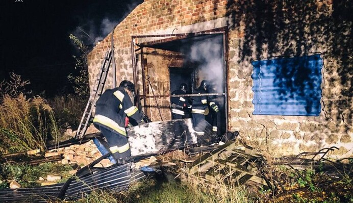 В ГСЧС показали последствия пожара после падения обломков БпЛА на Киевщине