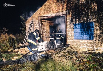 В ДСНС показали наслідки пожежі після падіння уламків БпЛА на Київщині