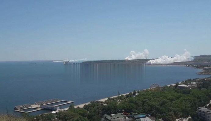 Росіяни прикривають Керченський міст димовою завісою