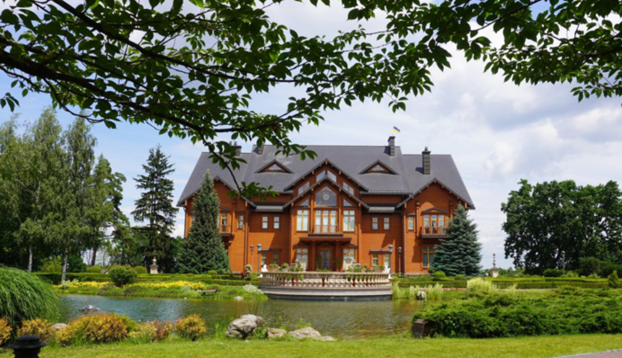 Несмотря на несогласие защиты Януковича: суд снял арест с 