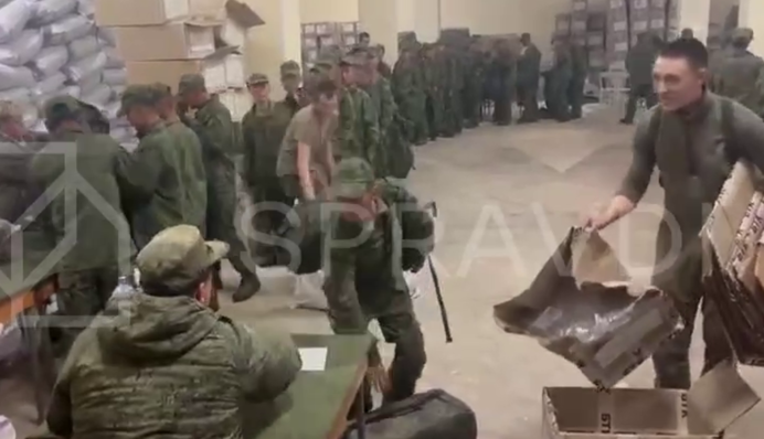 У мережі з'явилося відео, як військовим КНДР видають спорядження в РФ