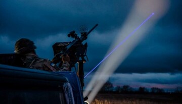 У Києві уламок російського дрона залетів у вікно