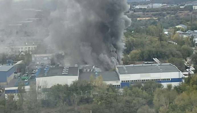 В Ростове после взрыва загорелся цех по производству металлопластиковых окон
