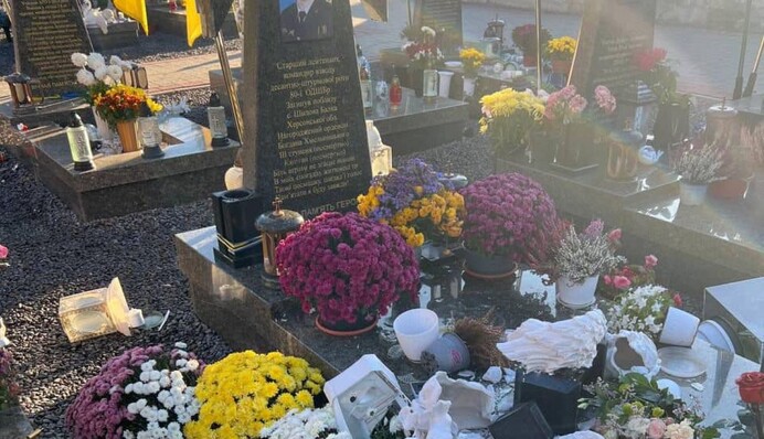 Во Львове осквернили могилы бойцов и волонтеров – на камеру видеонаблюдения попала женщина