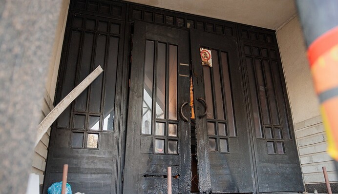 Неадекватний чоловік підпалив двері литовського Міноборони