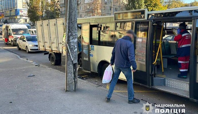 В Киеве грузовик въехал в маршрутное такси: полиция устанавливает обстоятельства