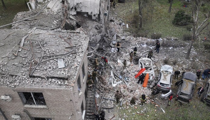 Росія здійснила ракетний удар по житловому кварталу Запоріжжя: є постраждалі та руйнування