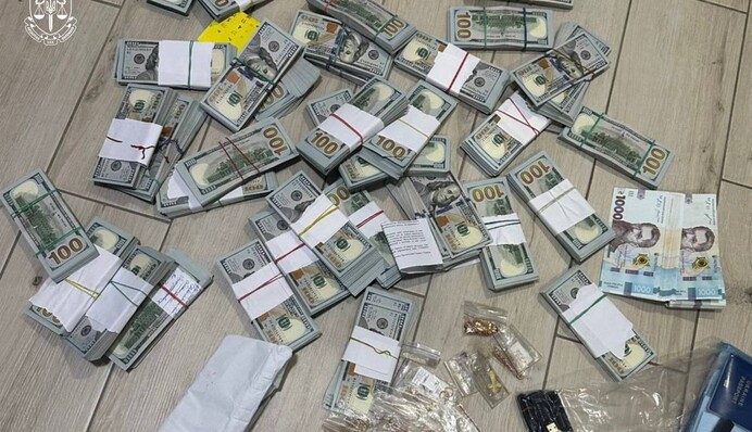 У керівниці МСЕК Миколаївщини знайшли $450 тисяч та колекцію коштовностей, а у її сина - паспорт РФ