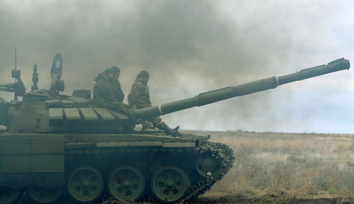 Враг пытается зайти в тыл: 