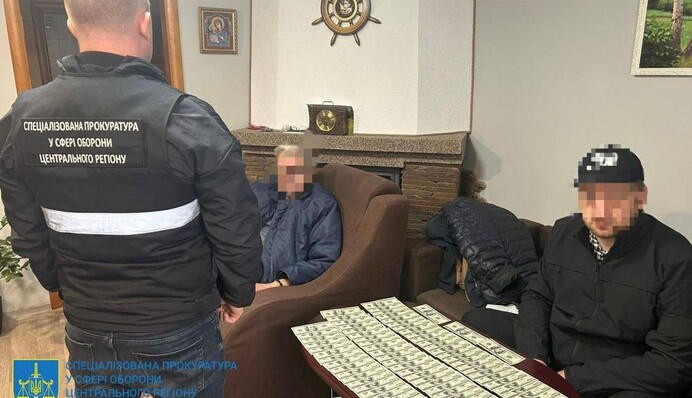 У работников киевского ТЦК нашли свыше 1 млн долларов, 