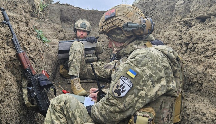 Даже в окопе: военные поделились кадрами, как писали Радиодиктант национального единства