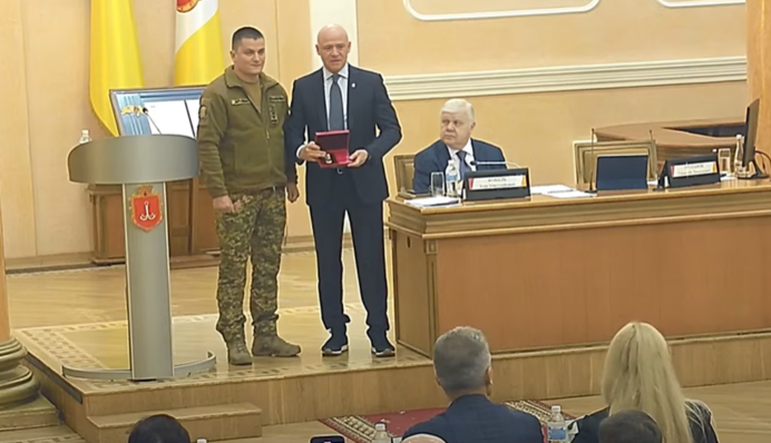 Труханову вручили нагороду «За вірність»: в мережі відреагували та згадали «підводні камені» мера Одеси