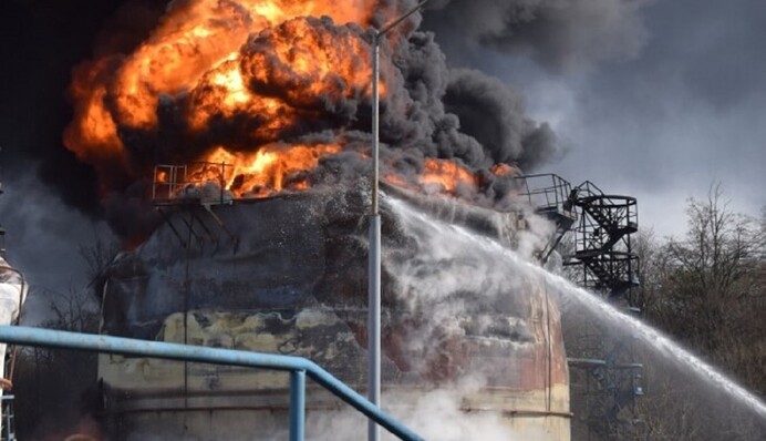 В Росії дрони атакували черговий НПЗ, спалахнула пожежа