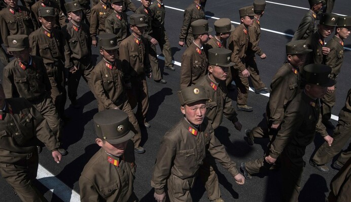 В ГУР розповіли, як росіяни переправляють на фронт військових з КНДР