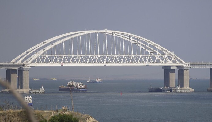Росіяни затоплюють біля Керченського мосту протидронові 