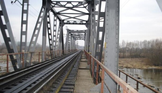 Розвідка та партизани знищили залізничний міст у Бердянську: відомі деталі